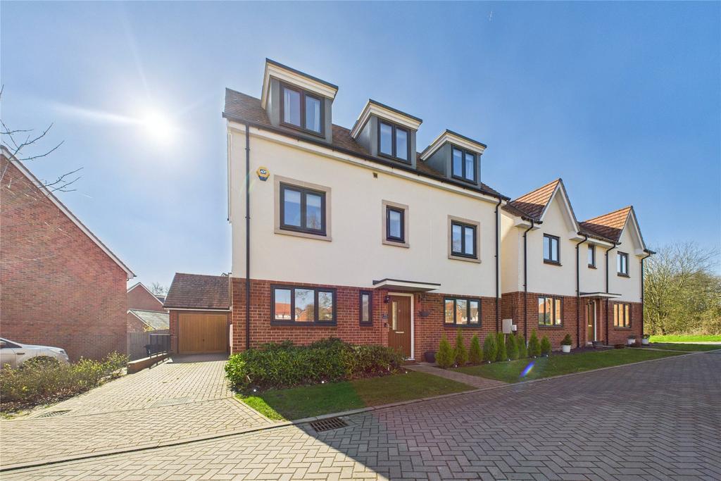 Glover Crescent, Arborfield Green... 4 bed detached house - £700,000
