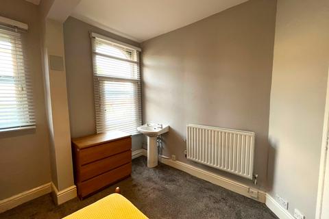 1 bedroom in a flat share to rent, The Hollies, Third Avenue, Nottingham NG7