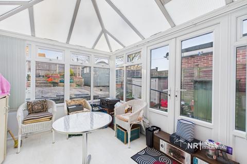 16 Leas Close, Chessington, KT9 2EQ