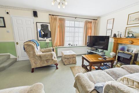 16 Leas Close, Chessington, KT9 2EQ