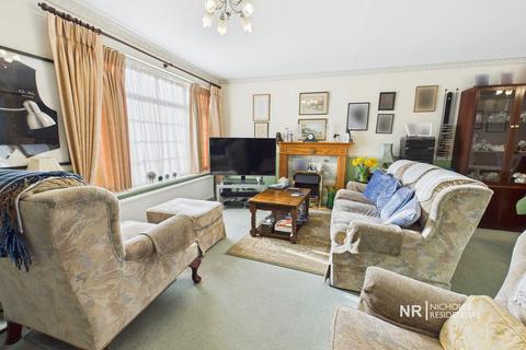 16 Leas Close, Chessington, KT9 2EQ