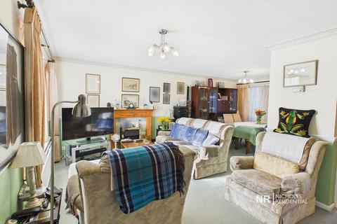 16 Leas Close, Chessington, KT9 2EQ