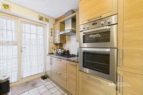 16 Leas Close, Chessington, KT9 2EQ