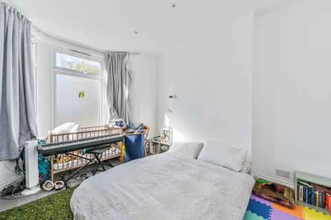 2 bedroom flat to rent, Harewood Road, Colliers Wood, London, SW19