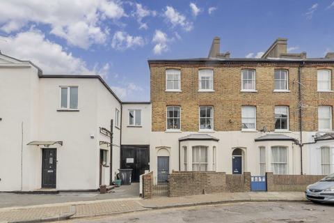 3 bedroom flat to rent, Charteris Road, London N4