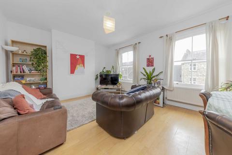 3 bedroom flat to rent, Charteris Road, London N4