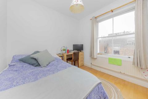 3 bedroom flat to rent, Charteris Road, London N4