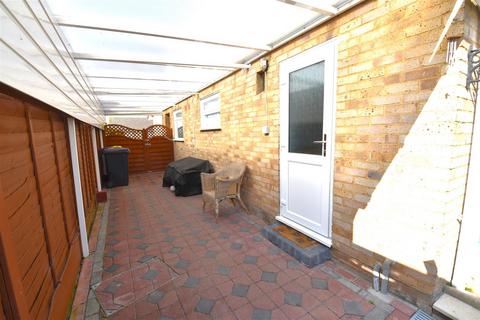 22 Cambridge Gardens, Rochford, SS4 3AU