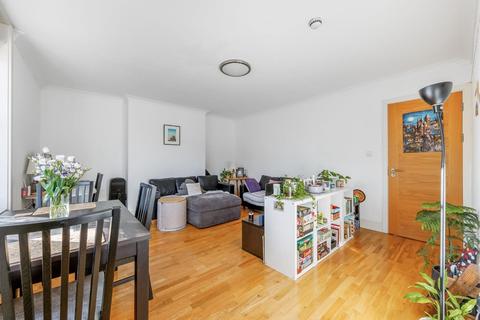 2 bedroom flat to rent, The Avenue, Chiswick