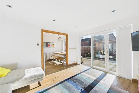 15 Brickett Close, Ruislip, HA4 7YE