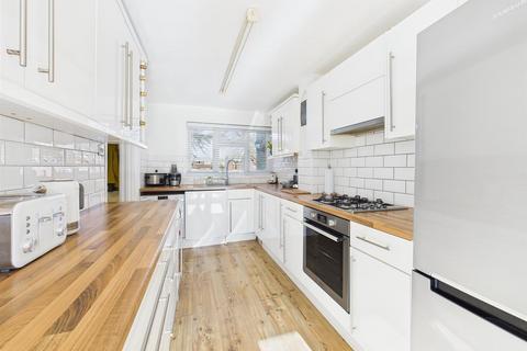 15 Brickett Close, Ruislip, HA4 7YE