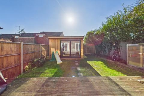 15 Brickett Close, Ruislip, HA4 7YE