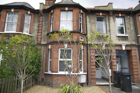 3 bedroom flat to rent, Villiers Road, Kingston Upon Thames KT1