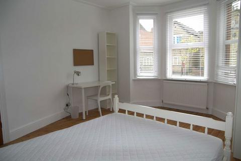 3 bedroom flat to rent, Villiers Road, Kingston Upon Thames KT1