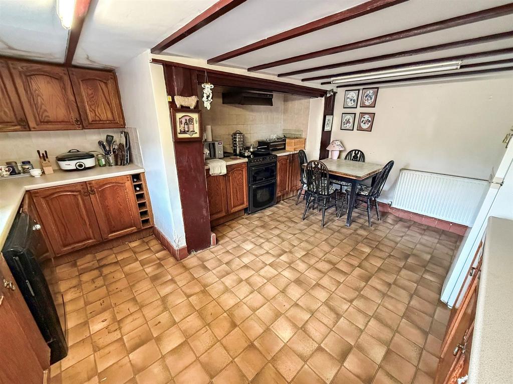 Kitchen/ Breakfast Room