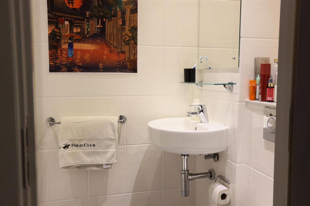 409 Jesmond bathroom 2.JPG