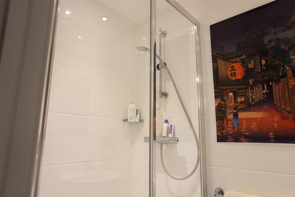 409 Jesmond bathroom.JPG