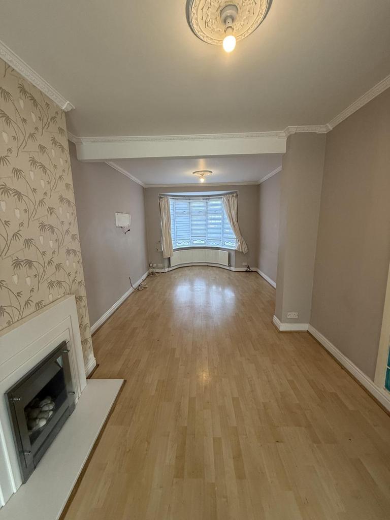 3 Bedroom House For Rent Enfield, EN3 3 bed flat - £2,400 pcm (£554 pw)