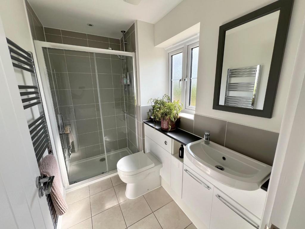 Master Ensuite.jpg