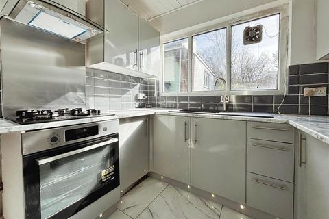 39 Grovelands, Bradford, BD2 4HH