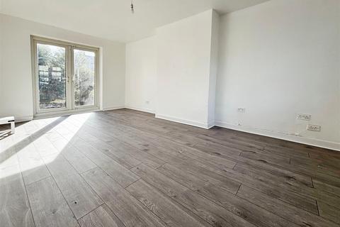 39 Grovelands, Bradford, BD2 4HH