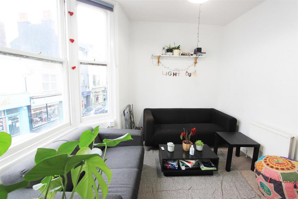 Lounge 1.jpg