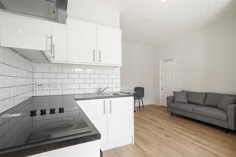 Studio to rent, Russell Road, W14