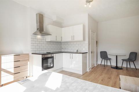 Studio to rent, Russell Road, W14