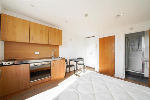 Studio to rent, Linden Gardens, W2