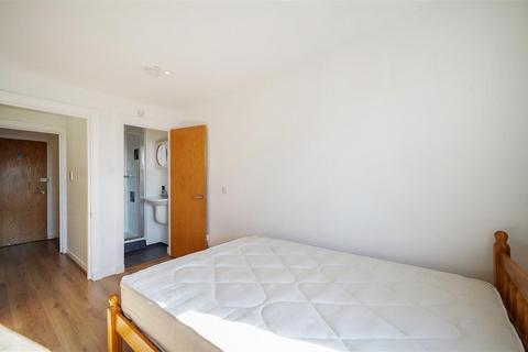 Studio to rent, Linden Gardens, W2