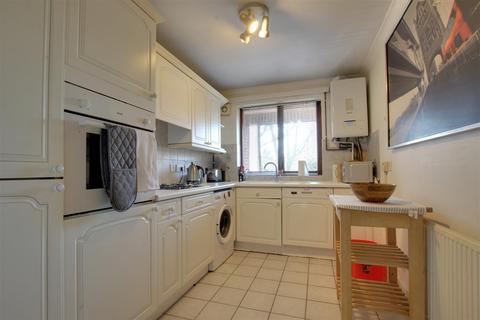 2 bedroom flat for sale, Brook Park Close, London