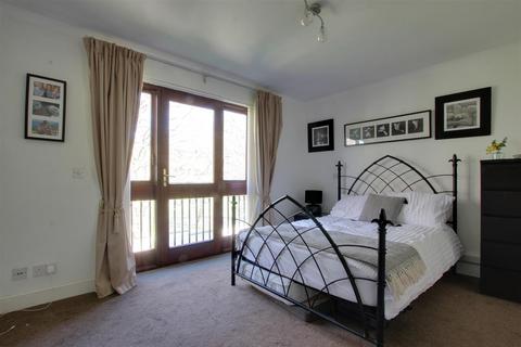 2 bedroom flat for sale, Brook Park Close, London