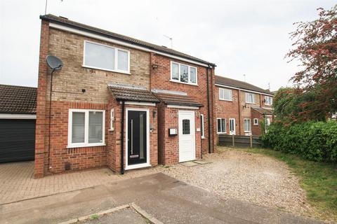 2 bedroom end of terrace house to rent, Styles Close, Bradwell NR31 8RJ