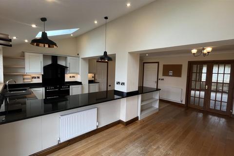 4 bedroom detached house to rent, Alma Close, West Felton