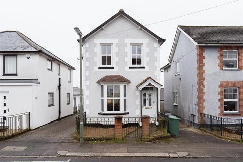 3 bedroom detached house to rent, Priory Road, Reigate