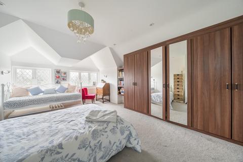 12 Stepgates, Chertsey, KT16 8HX