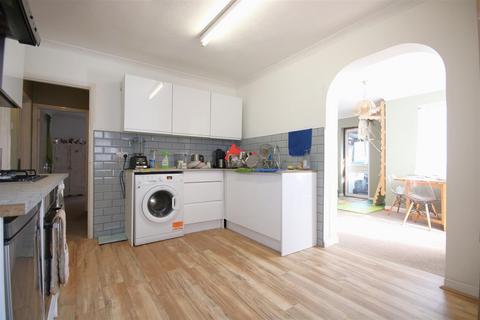 38 Welley Road, Wraysbury, Staines-upon-thames, TW19 5DJ