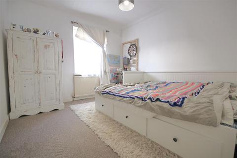 38 Welley Road, Wraysbury, Staines-upon-thames, TW19 5DJ