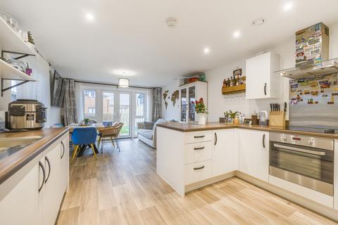 4 bedroom end of terrace house for sale, Pinewood Way, Chichester, PO19