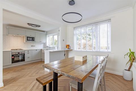 11 Derwent Close, Grindleford, Hope Valley, S32 2HD