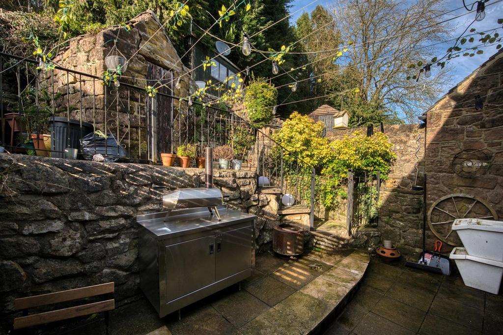 Courtyard Garden towards outbuilding.jpg