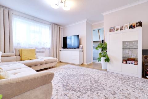 2 bedroom flat for sale, Danbury Crescent, South Ockendon RM15