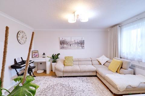 2 bedroom flat for sale, Danbury Crescent, South Ockendon RM15