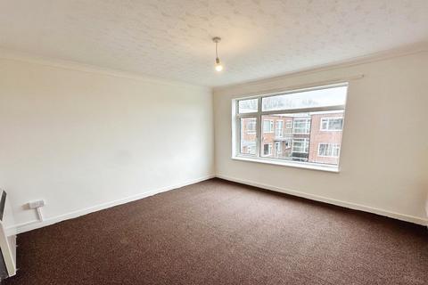 3 bedroom flat to rent, Dovehouse Close, Manchester M45