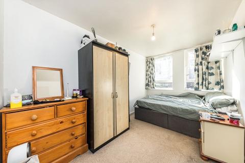9 Cloysters Green, London, E1W 1LU