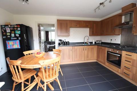 3 bedroom end of terrace house to rent, Eagle Way, Bracknell RG12