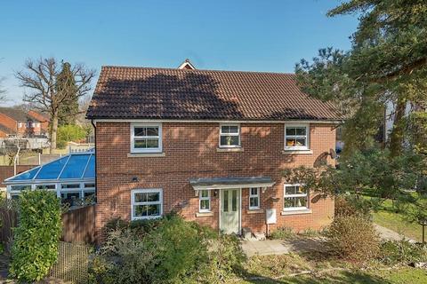 4 bedroom detached house to rent, Haskins Gardens,  Farnborough,  GU14