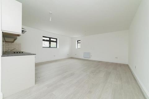 Studio to rent, Camberwell Road, London, SE5