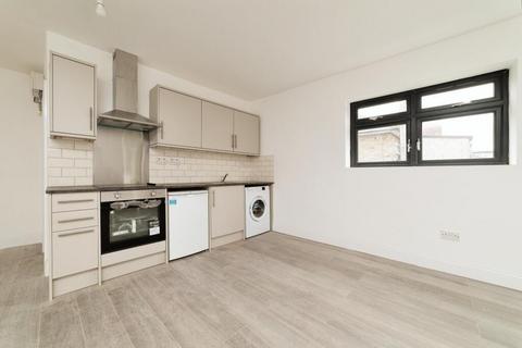 Studio to rent, Camberwell Road, London, SE5