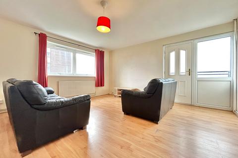 3 bedroom flat to rent, Kirkstall Hill, Burley, Leeds, LS4